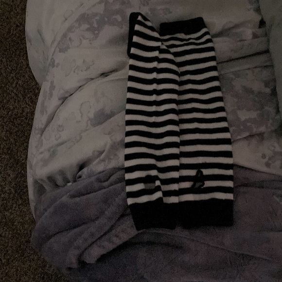 Tim Burton Style Black and White Striped Bracelet Cuffs/Fingerless Gloves - Picture 4 of 4